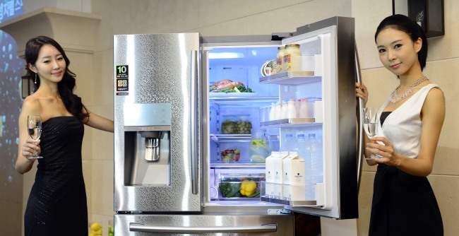 Models promote “Sparkling,” Samsung Zipel’s new water-purifier-equipped refrigerator, at a launch ceremony in Seoul on Tuesday.   (Park Hae-mook/The Korea Herald)