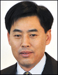 류정형(기업인/STX조선해양부사장)
류정형<사진>STX조선해양 신임대표가 공식 취임식도 미루며 구조조정 및 경영정상화 작업을 위한 채권단과의 긴밀한 협의에 들어간 것으로 확인됐다. 강덕수 회장이 물러나고 류정형 대표가 선임되기까지 약 한달의 시간이 걸리면서 구조조정 작업이 지연되자 채권단이 본격적으로 속도를 내는 모양새다.