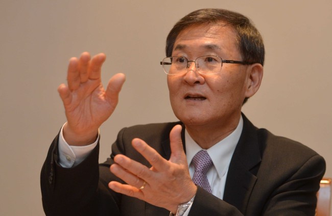 KAIST president Kang Sung-mo speaks during a recent interview with The Korea Herald.   (Lee Sang-sub/The Korea Herald)