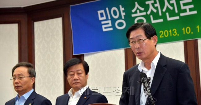 조환익(공기업인/전정무직공무원/한국전력공사대표이사사장)
조환익 한전사장이 1일 오전 서울 강남구 한전 본사에서 밀양 송전선로 공사재개에 따른 호소문 발표 및 기자회견을 하고 있다.