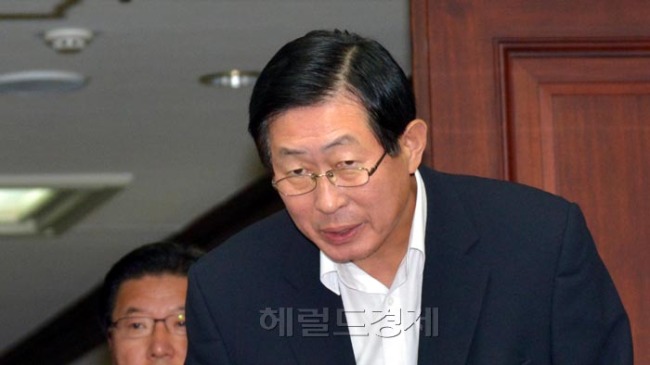 조환익(공기업인/전정무직공무원/한국전력공사대표이사사장)
조환익 한전사장이 1일 오전 서울 강남구 한전 본사에서 밀양 송전선로 공사재개에 따른 호소문 발표 하러 회견장으로 들어오고 있다.
