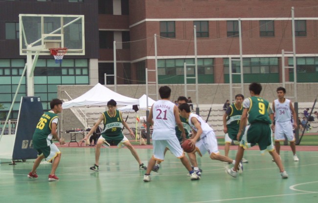 PIKO (in white) launches an attack in its men’s basketball semifinal against Dankook University during the International Students’ Cultural and Sports Festival at the University of Seoul on Saturday.   (Paul Kerry/The Korea Herald)