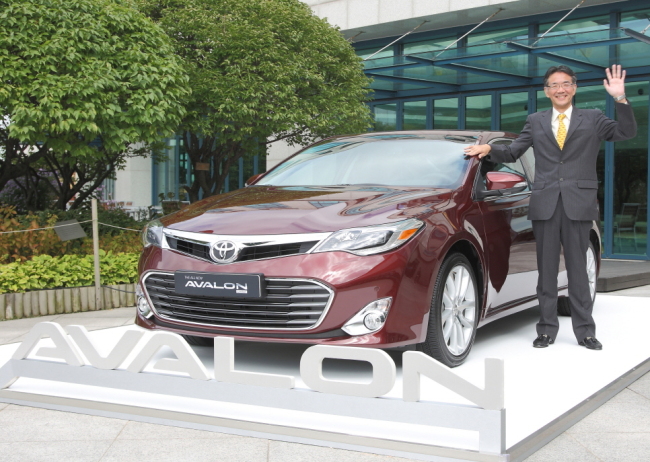 Toyota’s assistant chief engineer Toshihiro Nakaho poses with the All New Avalon Limited on Tuesday.   (Toyota Motor Korea)