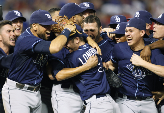 The Tampa Bay Rays celebrate after beating the Texas Rangers in Arlington, Texas, Monday.   (AP-Yonhap News)