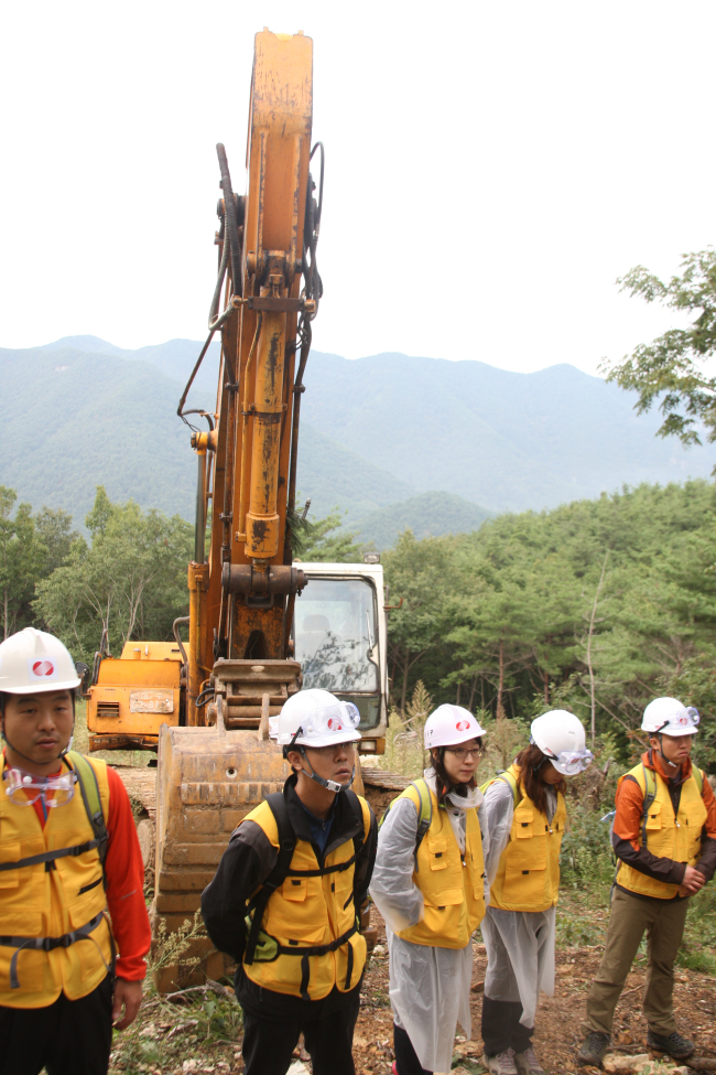 Korea Electric Power Corp. workers stand guard at the construction site of a high-voltage electricity transmission tower in Miryang, South Gyeongsang Province, Tuesday.   (Yonhap News)