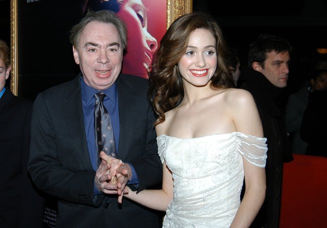 앤드류로이드웨버(좌부터/AndrewLloydWebber/작곡가/뮤지컬제작자/리얼리유스풀그룹회장),에미로섬(EmmyRossum/영화배우/가수)
LONDON (AP) ― He’s done the Bible, felines, operatic phantoms and Argentine politics. So what is Andrew Lloyd Webber’s latest musical about?