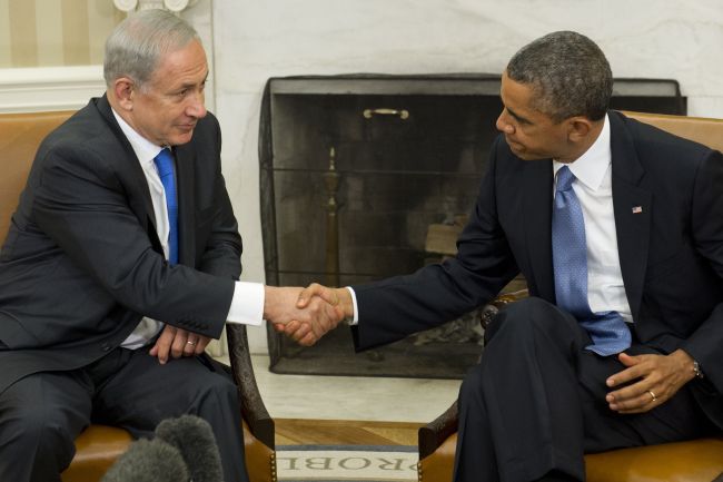 베냐민네타냐후(좌부터/BenjaminNetanyahu/정치인/이스라엘국무총리),버락오바마(BarackObama/정치인/미국대통령)
U.S. President Barack Obama (right) shakes hands with Israeli Prime Minister Benjamin Netanyahu at the Oval Office of the White House in Washington, D.C., Monday.   (AFP-Yonhap News)