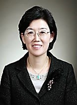 최연혜(정당인/전대학총장)
Choi Yeon-hye, 57, a former dean of the Korea National Railroad College, was named as new CEO of Korea Railroad Corp., or KORAIL, the state-run railway operator, according to the company. She will be KORAIL’s first female CEO.