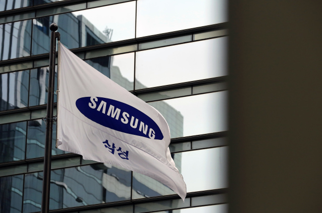 A Samsung Electronics Co. corporate flag flies outside the company’s Seocho office building in Seoul.   (Bloomberg)
