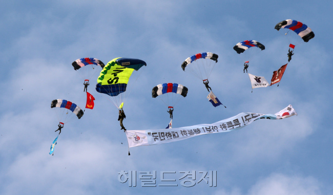 1일 오전 성남공항에서 건군65주년 국군의날 기념식이 열렸다. 육해공 연합팀이 고공강하를 하고 있다. <br />정희조 기자/checho@heraldcorp.com 131001
1일 오전 성남공항에서 건군65주년 국군의날 기념식이 열렸다. 육해공 연합팀이 고공강하를 하고 있다.
정희조 기자/checho@heraldcorp.com 131001