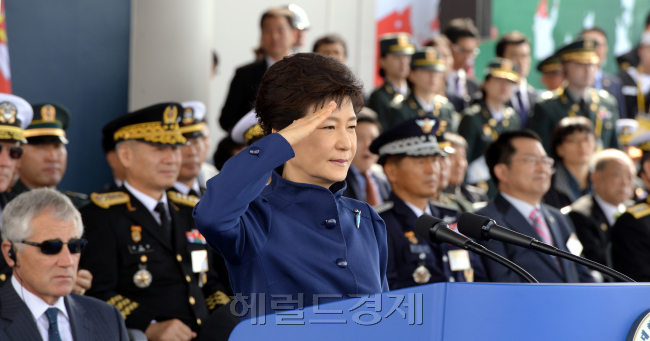 거수경례하는 박근혜 대통령--1일 오전  박근혜 대통령이 경기도 성남시 서울공항에서 열린 건군 65주년 국군의 날 기념식에서 도보 및 기계화부대 분열을 받으며 거수경례하고 있다 <br />정희조 기자/checho@heraldcorp.com 131001
거수경례하는 박근혜 대통령--1일 오전  박근혜 대통령이 경기도 성남시 서울공항에서 열린 건군 65주년 국군의 날 기념식에서 도보 및 기계화부대 분열을 받으며 거수경례하고 있다
정희조 기자/checho@heraldcorp.com 131001