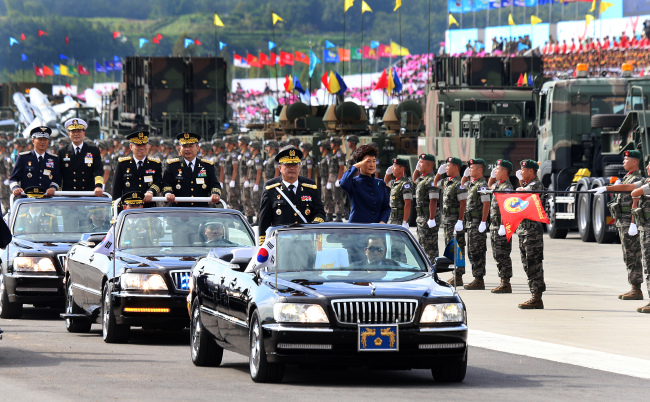 박근혜(대통령/대한민국대통령)
President Park Geun-hye and military leaders inspect the military during Tuesday’s Armed Forces Day parade at Seoul Air Base in Seongnam, Gyeonggi Province. (Chung Hee-cho/The Korea Herald)