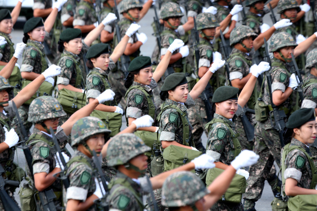 1일 오전 성남공항에서 건군65주년 국군의날 기념식이 열렸다. 각 부대가 열병을 하고 있다.<br />정희조 기자/checho@heraldcorp.com 131001