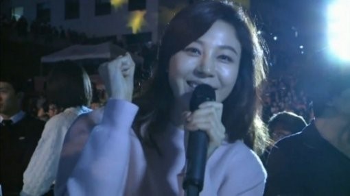 김하늘(영화배우/탤런트)
배우 김하늘과 조정석이 모교인 서울예술대학교(이하 서울예대) 총동문회 행사에 참석한 모습이 포착됐다.