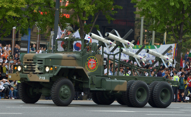 건군 제 65주년 국군의 날을 맞아 1일 육해공군 장병들과 사관생도, 기계화부대가 서울 숭례문에서 광화문까지 시가행진을 벌이고 있다