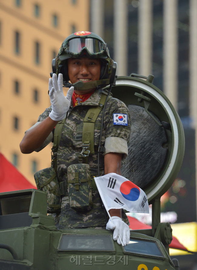 군 제 65주년 국군의 날을 맞아 1일 육해공군 장병들과 사관생도, 기계화부대가 서울 숭례문에서 광화문까지 시가행진을 벌이고 있다.