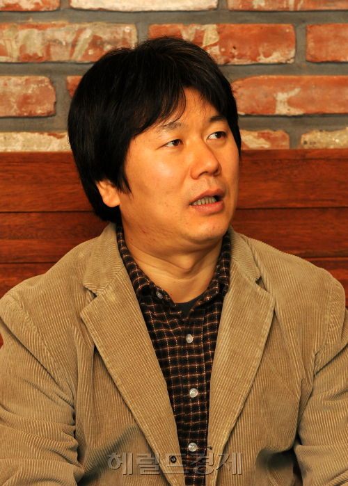 이충렬(영화감독)
워낭소리’의 이충렬 감독은 최원균 할아버지의 별세 소식에 무겁고 착잡한 목소리로 애도의 정을 표했다. 평범한 시골 농부였던 고인이 영화로 세상에 알려진 후 본의아니게 불편함을 겪어야 했던 사정 때문에 이 감독은 하루도 마음이 편치 않았다고 했다. 이 감독은 “할아버지에 대한 고마움과 죄스러움을 평생 지고 가겠다”며 “많은 이들에게 감동을 주신 만큼 이제는 이제는 부디 편안하게 쉬셨으면 좋겠다”고 애도했다.