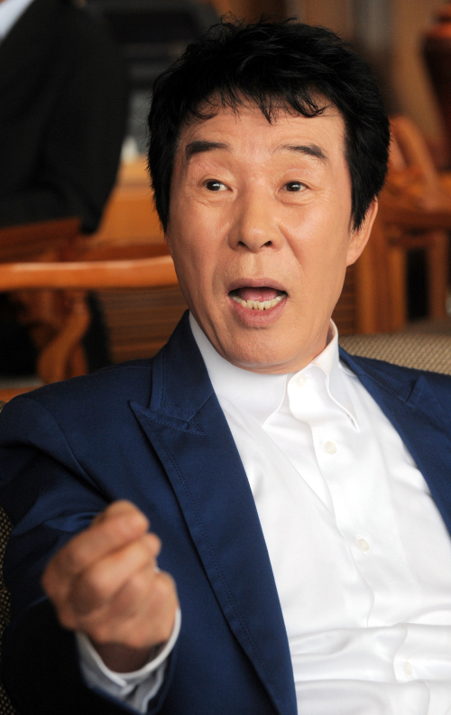 송대관(가수)
서울 용산경찰서는 부동산 투자 명목으로 거액을 받아 챙긴 혐의(사기)로 가수 송대관(68·사진) 씨 부인 이모(61) 씨에 대해 구속영장을 신청했다고 2일 밝혔다.