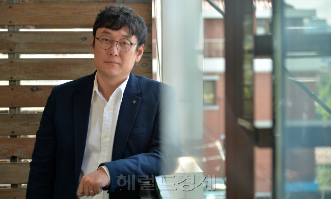 장준환 감독 인터뷰.<br />이상섭 기자. babtong@heraldcorp.com 2013.10.01
장준환 감독 인터뷰.
이상섭 기자. babtong@heraldcorp.com 2013.10.01
장준환 감독 인터뷰.
이상섭 기자. babtong@heraldcorp.com 2013.10.01
‘지구를 지켜라’로 영화계의 스포트라이트를 받으며 데뷔했던 장준환 감독이 10년 만에 두 번째 작품 ‘화이’를 내놓았다. 그동안의 숙성된 사유를 고스란히 영화에 담은 장 감독은 “묵묵히 기다려준 아내 문소리에게 감사한다”고 말했다.