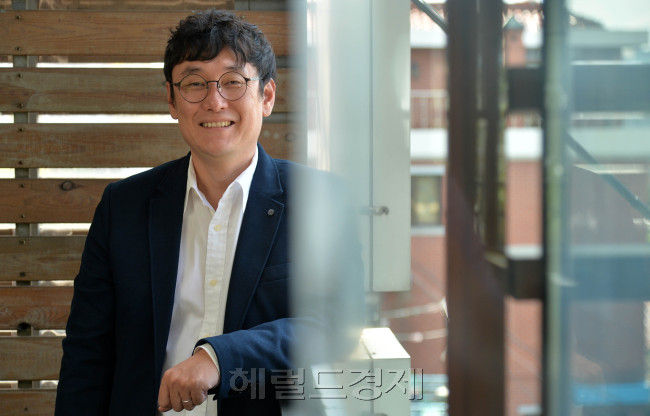 장준환 감독 인터뷰.<br />이상섭 기자. babtong@heraldcorp.com 2013.10.01
장준환 감독 인터뷰.
이상섭 기자. babtong@heraldcorp.com 2013.10.01
장준환 감독 인터뷰.
이상섭 기자. babtong@heraldcorp.com 2013.10.01