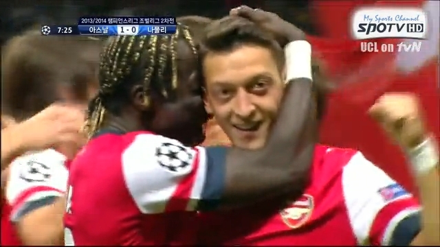 메수트외질(MesutOzil/축구선수/아스날FC미드필더)
독일의 지단’ 메수트 외질(25)의 활약으로 아스널(잉글랜드)이 나폴리(이탈리아)를 누르고 ‘죽음의 조’ 선두를 질주했다.