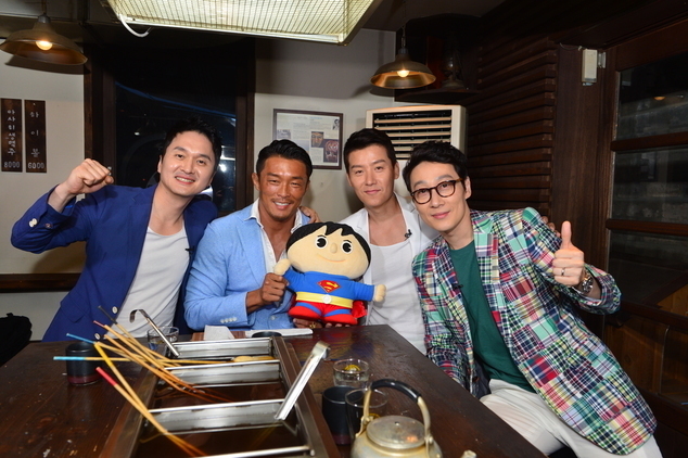 장현성(좌부터/탤런트/영화배우),추성훈(AkiyamaYoshihiro/이종격투기선수/전유도선수),이현우(가수/탤런트),이휘재(이영재/MC/개그맨)
불황이 길어질수록 아빠들의 귀가시간이 늦어졌다. 직장에선 ‘영원한 을(乙)’로 시달리던 가장들이 가정으로 돌아가자 별안간 ‘불청객’이 되었다.