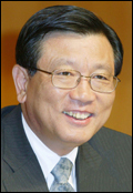 박삼구(기업인/금호아시아나그룹회장)
금호아시아나그룹이 연세대학교 세브란스 어린이병원에 올해 그룹 임직원들이 모은 헌혈증서 1137장을 전달했다고 2일 밝혔다.