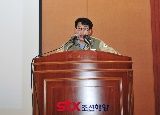 류정형(기업인/STX조선해양부사장)
류정형<사진>STX 조선해양 신임대표가 자율협약 조기 졸업을 통해 빠른 시일 내에 독자생존이 가능토록 하겠다는 의지를 밝혔다. 또 상선, 특수선, 중소형 해양지원선 을 중심으로 사업 구조를 개편하겠다는 계획도 밝혔다.
