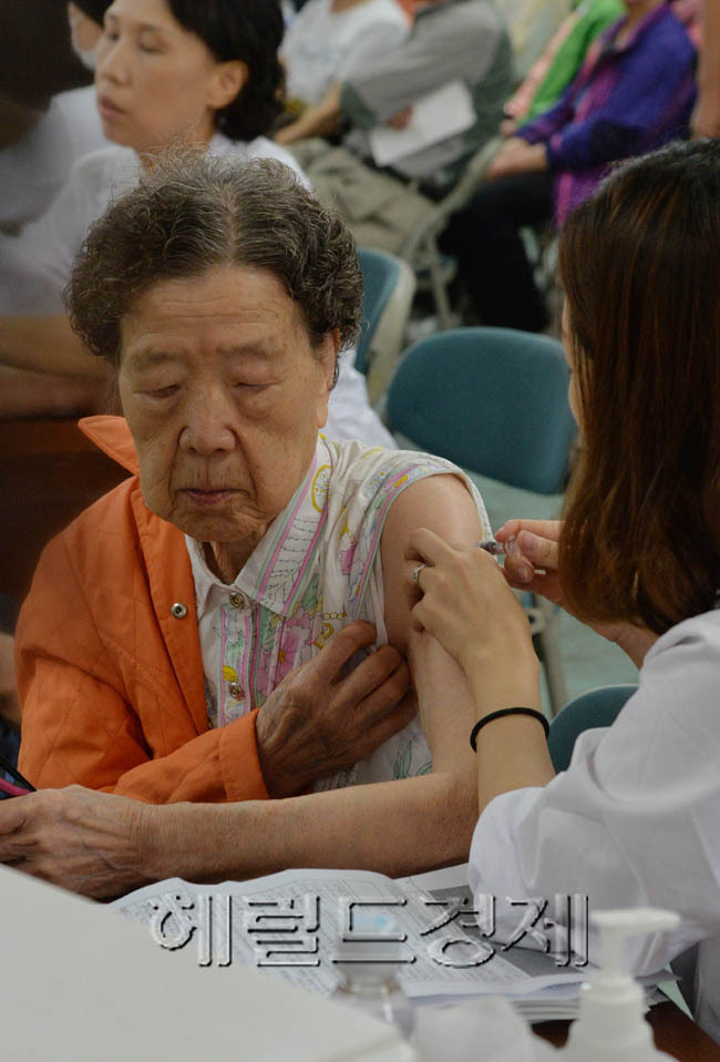 2일 오전 서울시 광진구 광진구청 제1별관 대강당에서 건강관리에 취약한 만 65세 이상의 어르신과 취약계층 우선접종권자 23,000여명을 대상으로 인플루엔자 무료 예방접종을 실시하였다