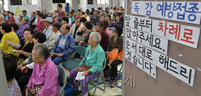 2일 오전 서울시 광진구 광진구청 제1별관 대강당에서 건강관리에 취약한 만 65세 이상의 어르신과 취약계층 우선접종권자 23,000여명을 대상으로 인플루엔자 무료 예방접종을 실시하였다