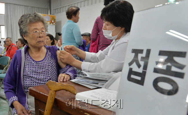 2일 오전 서울시 광진구 광진구청 제1별관 대강당에서 건강관리에 취약한 만 65세 이상의 어르신과 취약계층 우선접종권자 23,000여명을 대상으로 인플루엔자 무료 예방접종을 실시하였다