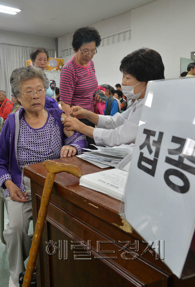 2일 오전 서울시 광진구 광진구청 제1별관 대강당에서 건강관리에 취약한 만 65세 이상의 어르신과 취약계층 우선접종권자 23,000여명을 대상으로 인플루엔자 무료 예방접종을 실시하였다