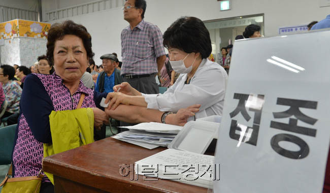 2일 오전 서울시 광진구 광진구청 제1별관 대강당에서 건강관리에 취약한 만 65세 이상의 어르신과 취약계층 우선접종권자 23,000여명을 대상으로 인플루엔자 무료 예방접종을 실시하였다