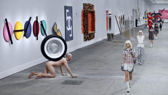 Models present creations by Chanel during the 2014 spring/summer ready-to-wear collection fashion show on Tuesday at the Grand Palais in Paris.   (AFP-Yonhap News)
