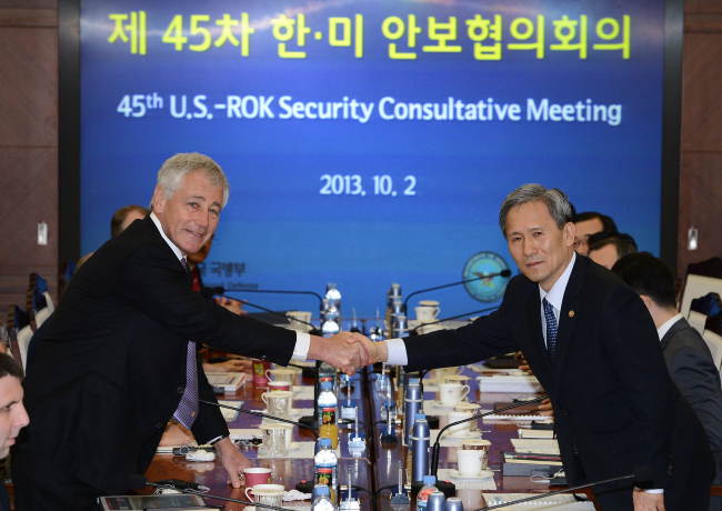 Korean Defense Minister Kim Kwan-jin and U.S. Defense Secretary Chuck Hagel shake hands before starting the Security Consultative Meeting at the Defense Ministry in Seoul on Wednesday.   (Joint Press Corps.)