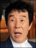 송대관(가수)
서울 용산경찰서는 부동산 투자 명목으로 거액을 받아 챙긴 혐의(사기)로 가수 송대관(68·사진) 씨 부인 이모(61) 씨에 대해 구속영장을 신청했다고 2일 밝혔다.