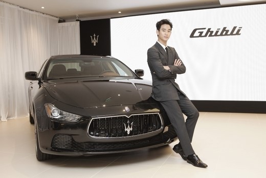 자동차업계는 연예인을 통해 홍보 효과를 극대화하고, 연예인은 자동차를 통해 고급스러운 이미지를 더하려는 의도입니다