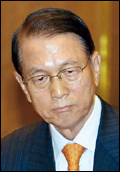 김기춘(정무직공무원/경제기관단체인/대통령비서실비서실장/한국에너지재단이사장)
김기춘 청와대 비서실장이 지난 1일 당정청 핵심인사들과 저녁을 먹으면서 한 얘기가 알려졌다. “나는 대통령 뜻을 밖에 전하고 바깥 이야기를 대통령께 전할 뿐이다. 옛날 말로 승지(承旨)다”고 했다. 그러면서 “언론들이 하도 그래서 운신을 못하겠다. 방구 뀐 것까지 다 소문이 난다”고도 했다.
