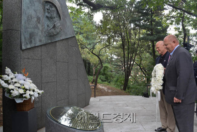 1일 국군의 날을 맞아 국방부 주최 제 1회 백선엽 한미 동맹상을 수상하기 위해 내한한 故월튼 워커 장군 손자 월튼워커2세와 샘 워커 2세가 2일 오전 쉐라톤 그랜드 워커힐 워커장군 기념비에 헌화를 하고 있다.