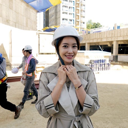 왕지혜(탤런트/영화배우)
배우 왕지혜가 SBS 드라마 ‘수상한 가정부’ 현장 사진에서 안전모 쓴 모습으로 눈길을 끌었다.