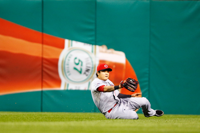 추신수(야구선수/신시내티레즈외야수)
Reds center fielder Choo Shin-soo makes a sliding catch in the second inning. He became the second Korean position player to appear in an MLB postseason game, after first baseman Choi Hee-seop with the Los Angeles Dodgers in 2004.   (AFP-Yonhap News)