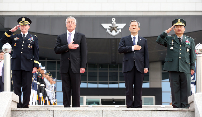 Korean Defense Minister Kim Kwan-jin (second from right), Joint Chiefs of Staff Chairman Jung Seung-jo (right), U.S. Defense Secretary Chuck Hagel (second from left) and Joint Chiefs of Staff Chairman Martin Dempsey inspect an honor guard at the Defense Ministry headquarters in Seoul on Wednesday.   (Yonhap News)