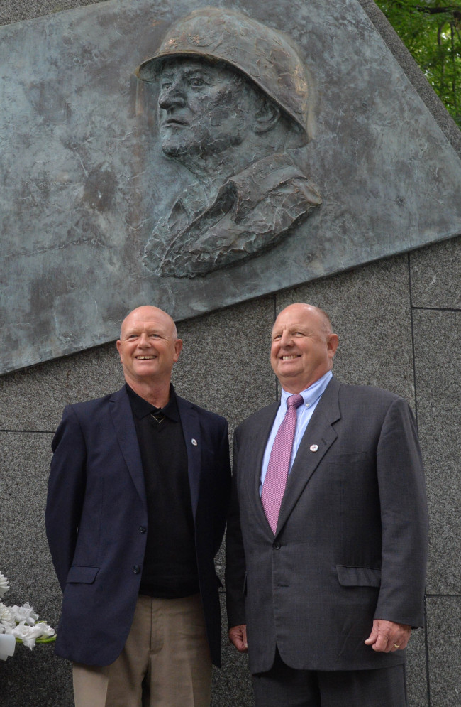 Retired Col. Walton Walker II (right) poses with his son Sam Walker after laying a wreath for his grandfather, the late U.S. Army Gen. Walton Walker, at a hotel in Seoul on Wednesday. He received the inaugural Paik Sun-yup ROK-U.S. Alliance Award on Tuesday on behalf of his deceased grandfather’s contribution to the alliance. The former commander of the U.S. 8th Army gained fame for his leadership in defending South Korea against North Korean forces during the 1950-53 Korean War.   (Lee Sang-sub/The Korea Herald)