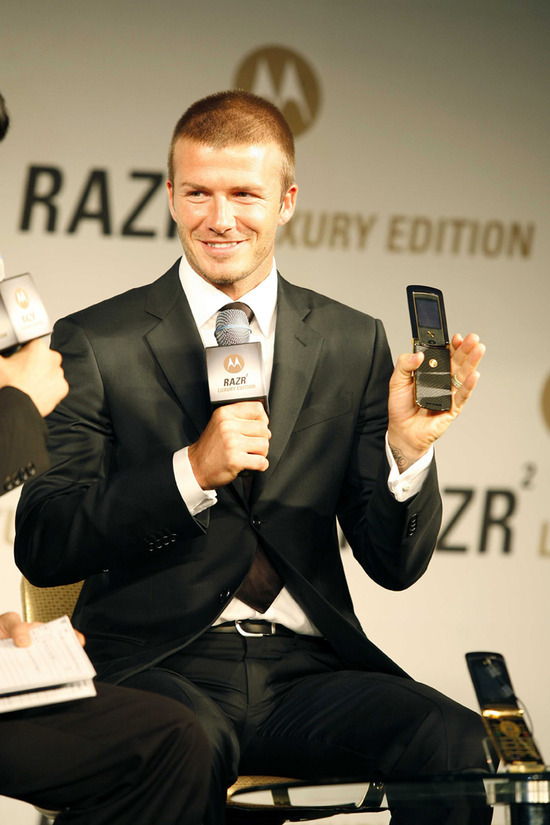 데이비드베컴(DavidBeckham/전축구선수)
2008년 명동 지하상가 일대에 세계적인 축구스타 데이비드 베컴이 도배된 적이 있었습니다. 모토로라코리아가 ‘레이저 스퀘어드 럭셔리 에디션’을 국내 출시하며 베컴을 홍보 모델로 내세우던 때였죠. 18K 금 도금 디자인에 60만원대 가격이어서 그 때 당시만 해도 최고급 프리미엄폰이었습니다.