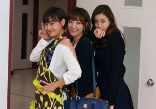 강별(좌부터/영화배우),신소율(영화배우/탤런트),강소라(영화배우/탤런트)
신소율의 소속사 가족액터스는 2일 SBS 일일드라마 ‘못난이 주의보’에 함께 출연 중인 신소율, 강소라, 강별의 모습이 담긴 사진을 공개했다.