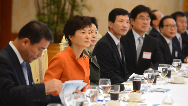 President Park Geun-hye greets owners of small- and medium-sized enterprises at Cheong Wa Dae on Wednesday. (Chung Hee-cho/The Korea Herald)