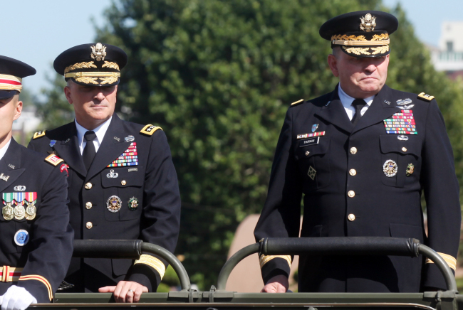 Gen. Curtis Scaparrotti (left), the new commander of the U.S. Forces Korea, and his predecessor Gen. James D. Thurman inspect the honor guards during a change-of-command ceremony at the USFK headquarters in central Seoul on Wednesday.   (Yonhap News)