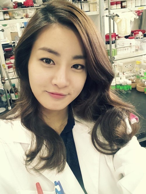 강소라(영화배우/탤런트)
못난이 주의보’에 출연 중인 배우 신소율과 강소라, 강별이 대기실 사진을 공개한 가운데 신소율의 근황 사진이 인기다.