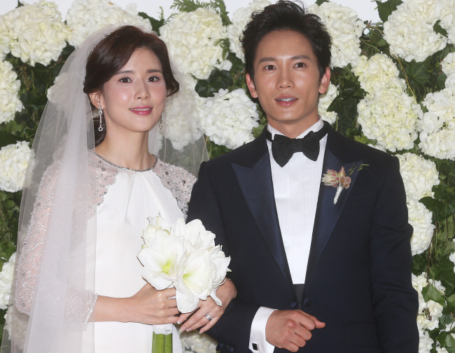 이보영(좌부터/탤런트/영화배우),지성(곽태근/탤런트/영화배우)
South Korean women are more dissatisfied with their marriages than men, a study showed on Wednesday.