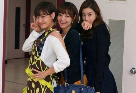 강별(좌부터/영화배우),신소율(영화배우/탤런트),강소라(영화배우/탤런트)
신소율의 소속사 가족액터스는 2일 SBS 일일드라마 ‘못난이 주의보’에 함께 출연 중인 신소율, 강소라, 강별의 모습이 담긴 사진을 공개했다.
